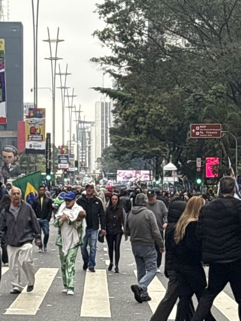 Test di piazza per Lula e Flavio Bolsonaro a un mese dal voto