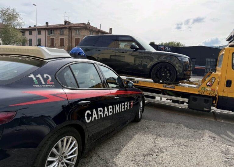 Sfreccia sulla E45 con un’auto rubata e provoca un incidente: fermato un 15enne
