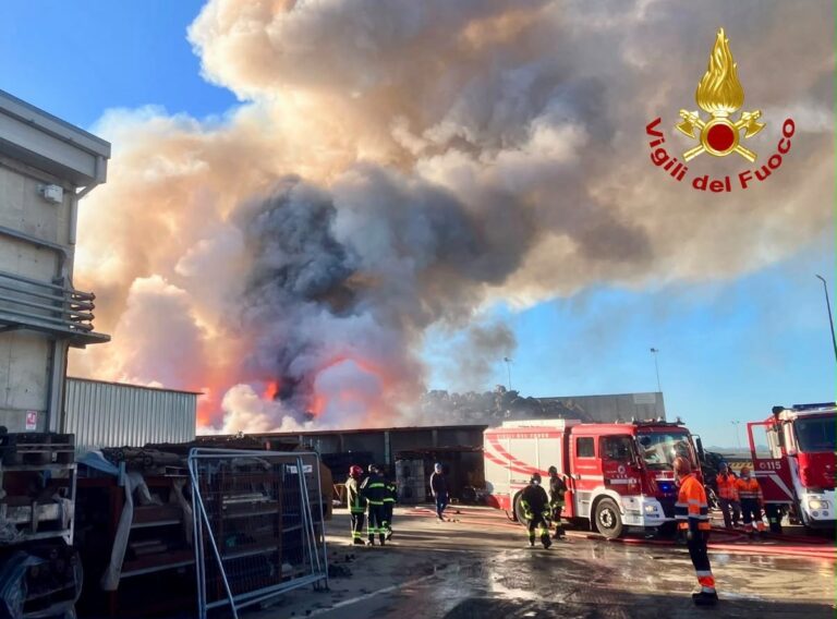 Incendio in un’azienda a Pontedera: a fuoco numerose auto nella zona industriale di Gello
